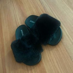 SODA Oversized Faux Fur Womens Slide Sandals size 6 W
